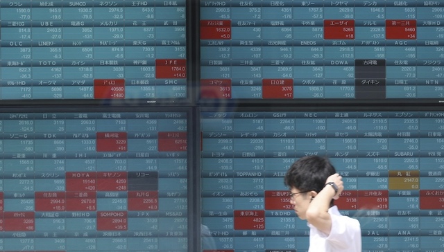 全球股市走出“黑色星期一”，但“衰退交易”将继续主导市场