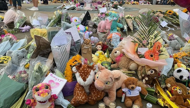 英国各地举行反对种族歧视游行，极右翼暴徒酝酿新一轮破坏