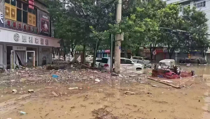 志丹县洪水致大量汽车冲到街面，当地正清淤抢险
