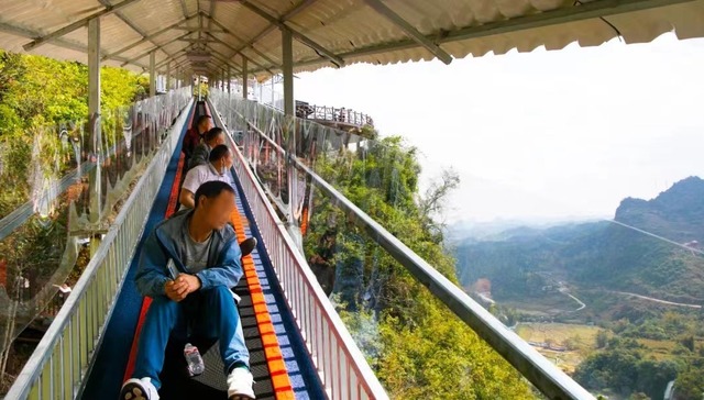 广西一5A景区“飞天魔毯”出故障致1死60伤，一年前曾急速下滑致人伤