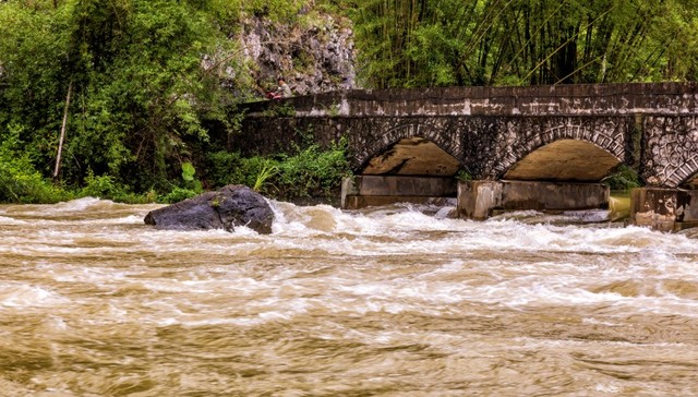 内蒙古老哈河一处堤防发生溃口，预计今日14时完成合龙