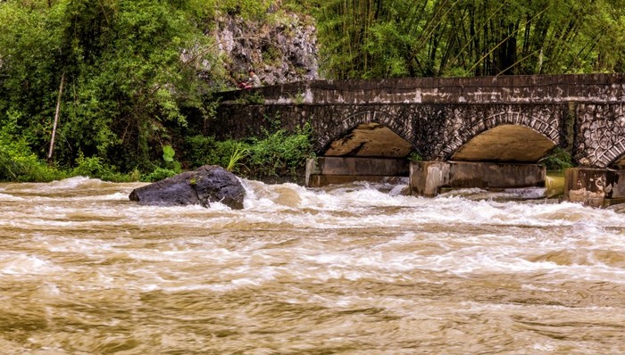 内蒙古老哈河一处堤防发生溃口，预计今日14时完成合龙