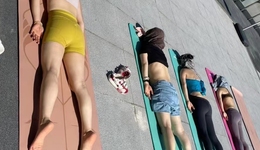 一邊曬背八段錦，一邊冰杯泡冷飲，三伏天到底帶火了多少生意？