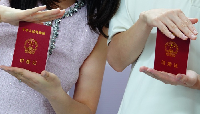 不再需要户口簿、取消登记地域规定：婚姻登记条例修订草案征求意见