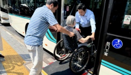 中國老齡化程度最高的大城市的適老化實踐：如何改建公交站、公廁和養(yǎng)老院？