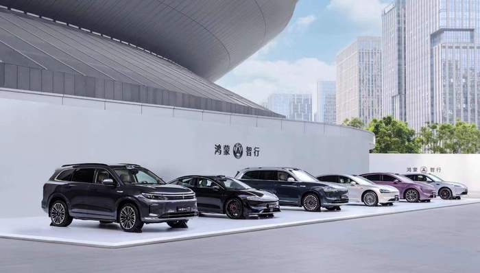 问界和智界同日“上新”，华为自研智驾软件用得更广泛了