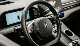 赛力斯抱紧华为