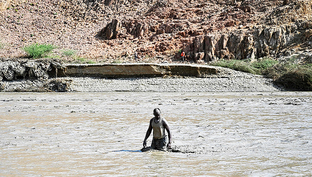 苏丹一大坝坍塌致5万余人受灾，联合国机构答界面新闻：正打通被切断的道路