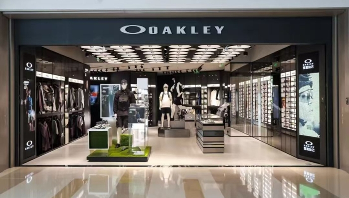 OAKLEY中国首店落地杭州，母公司收购Supreme加码运动潮流