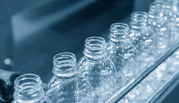 瓶片期貨上市首日跌了3.65%，成交額166億