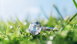 “一生只送一人”的DR鉆戒賣不動了，迪阿股份實(shí)控人夫婦宣布降薪