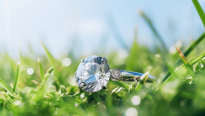 钻戒,降薪,破发,亏损