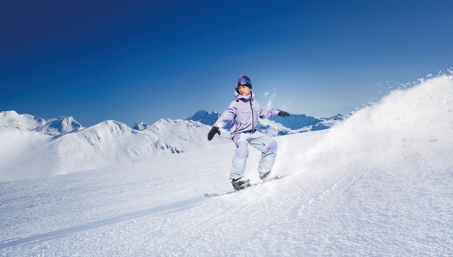 冲锋衣和运动卫衣消费兴起，户外新锐品牌挤入市场