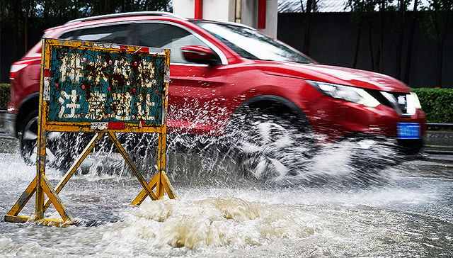 地方新闻精选丨西宁汽车站全部班线停运 漳州一仓库查获2万余瓶假冒“小糊涂神”酒