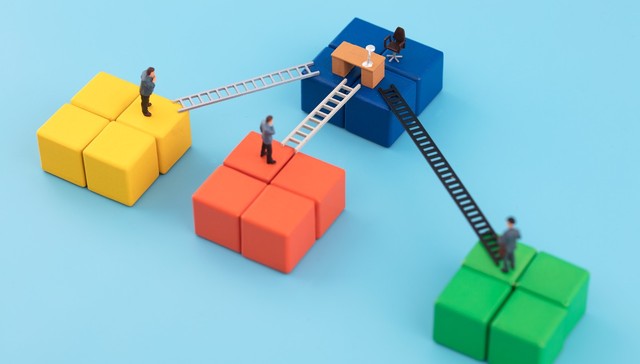 辛巴与三只羊因“蟹”起争端，直播行业“骂战”频现