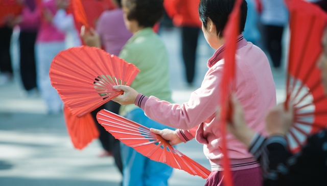 地方新闻精选 | 云南通报“烈士陵园墓碑前跳广场舞” 台风“摩羯”将登陆海南转移逾41万人