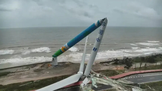 海南文昌木蘭灣沿海風(fēng)電廠多臺風(fēng)機被折斷