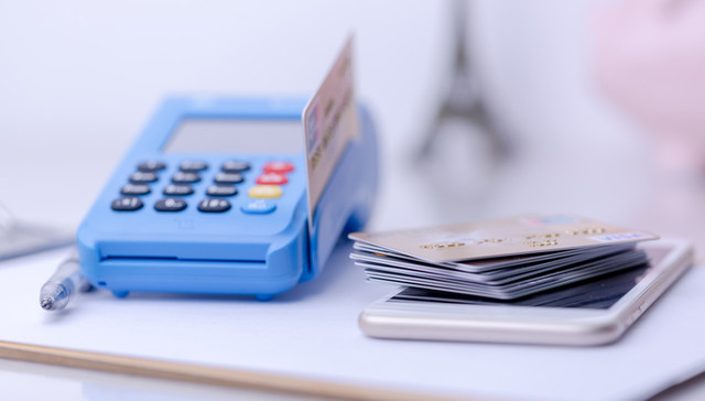 交易规模缩水、不良率上升，上市银行信用卡业务如何突围？