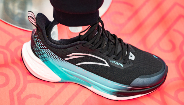 运动品牌,FILA,安踏,业绩下滑,