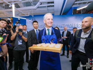 挪威首相在盒马超市推广挪威海产，表达对中国市场高度重视