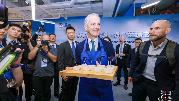 挪威首相在盒马超市推广挪威海产，表达对中国市场高度重视
