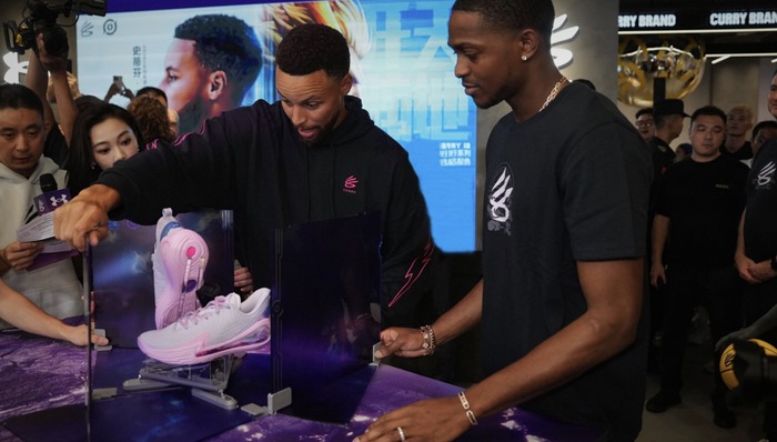 安德玛把库里品牌全球首店开在成都，打的什么算盘？