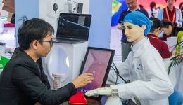 外国人，排队体验中医