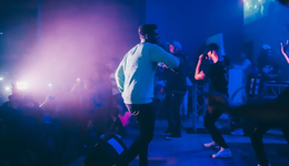 去学习还是去玩？多少大学生在KTV里边唱边上自习