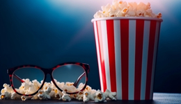 追流量、送特典，国庆档专注“小本”宣发