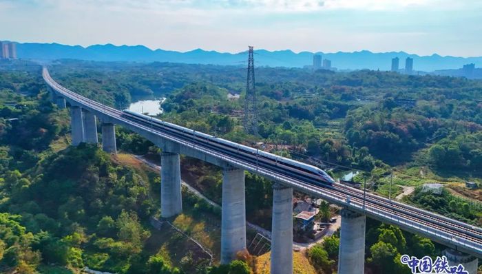 川渝又一时速350公里高铁开通，跨线动车组直连成都双机场