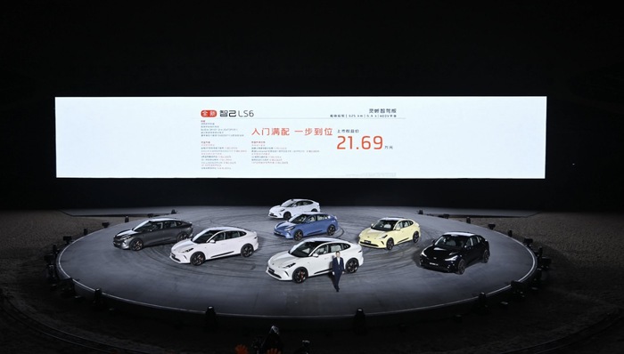 闪电快讯 ｜ 全新智己LS6正式上市 权益价格比指导价低2.3万元