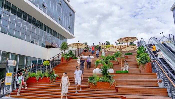 长假前商场扎堆“上新”、“焕新”，商业地产进入存量大改造时代