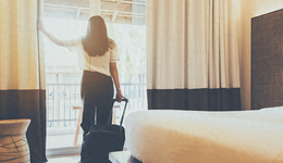 豪华酒店排队县城抢生意，年轻人200元实现高奢自由