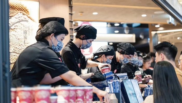 霸王茶姬、茶百道闯香港，开业即爆单