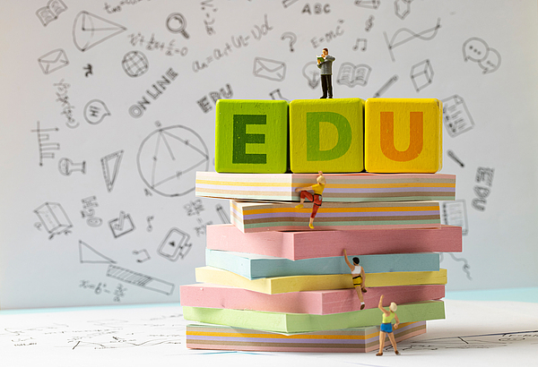 让巨婴显形的留学体验，能否许诺光明的未来？ | 专访