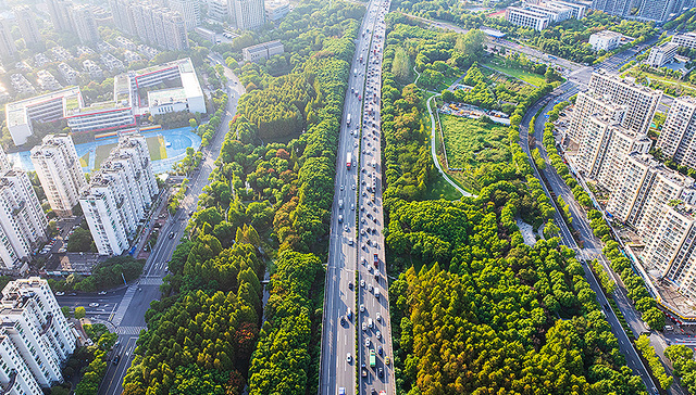 直通部委丨国庆假期高速公路电动汽车出行再创新高 “毒视频”等涉未成年人乱象曝光