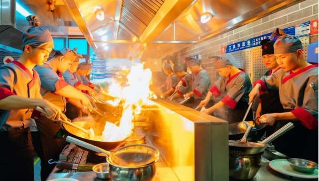 促进高质量充分就业，火热的“定向班”如何走出职业教育新路径？