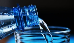 千亿瓶装水市场混战，“胖东来们”扎堆入局