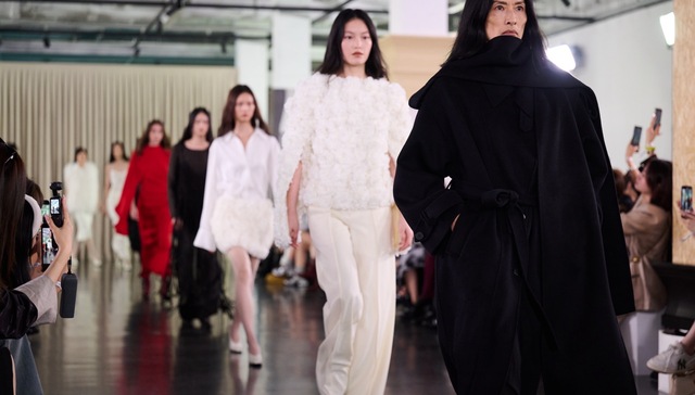 舞动裙摆间的自我蜕变｜2025春夏上海时装周