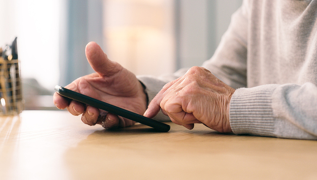 批评老人用手机打发时间、占小便宜，可谁又不是呢？| 编辑部聊天室