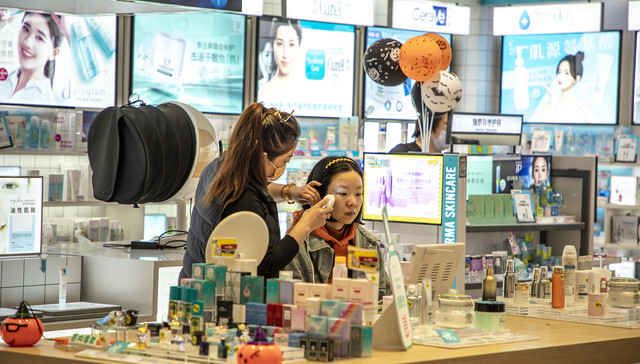 经常“擦边”的家用射频美容仪首获医疗三类证，大降价后消费者还会买单吗？