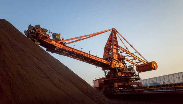 黑色系期货集体收跌，焦煤、螺纹钢等品种跌停，市场对需求转谨慎