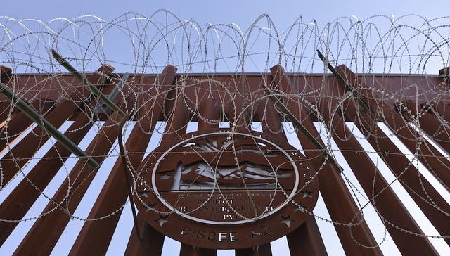 移民不只是替罪羊：美国总统选举中的“狗哨”和博弈筹码丨美国大选观察②