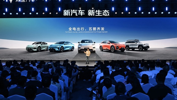 闪电快讯 ｜ S05上市：深蓝成立2年销量30万辆，计划明年全系搭载L2+智驾