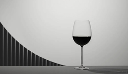 又迎重磅级玩家，餐饮跨界卖酒赚钱还是烧钱？