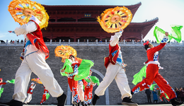 今天“打”縣城明天被“流放”，這屆游客選擇去景區(qū)過戲癮