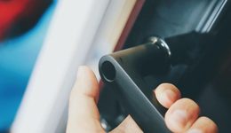 和父母同住的年輕人，正在把智能門鎖裝在臥室