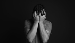 在家“啃老”的年轻人，心态崩了