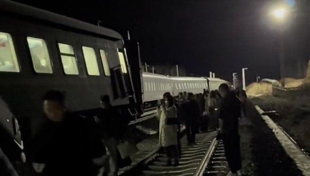 K7034次火车脱轨，事发路段刚完成升级改造，所在北黑铁路去年曾发生过脱轨事故