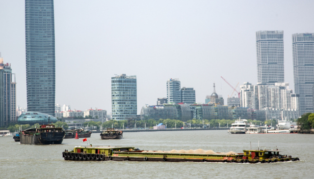 “港口霸主”宁波港10月业务稳增，17只港口股业绩如何？